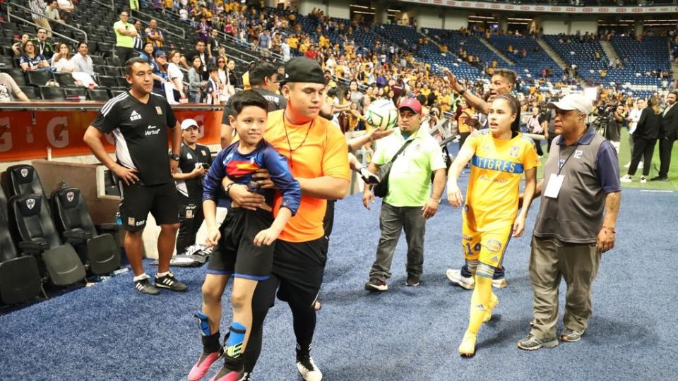 Ian Juárez invadió la cancha al finalizar el Clásico Regio, para saludar a Jacqueline Ovalle.