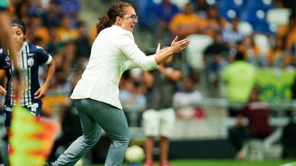 Carmelina Moscato, entrenadora de Tigres Femenil, dando indicaciones durante el Clásico Regio