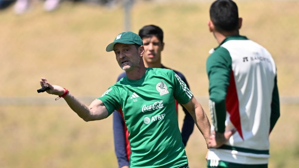 Diego Cocca dando indicaciones durante una práctica previo al juego ante Jamaica