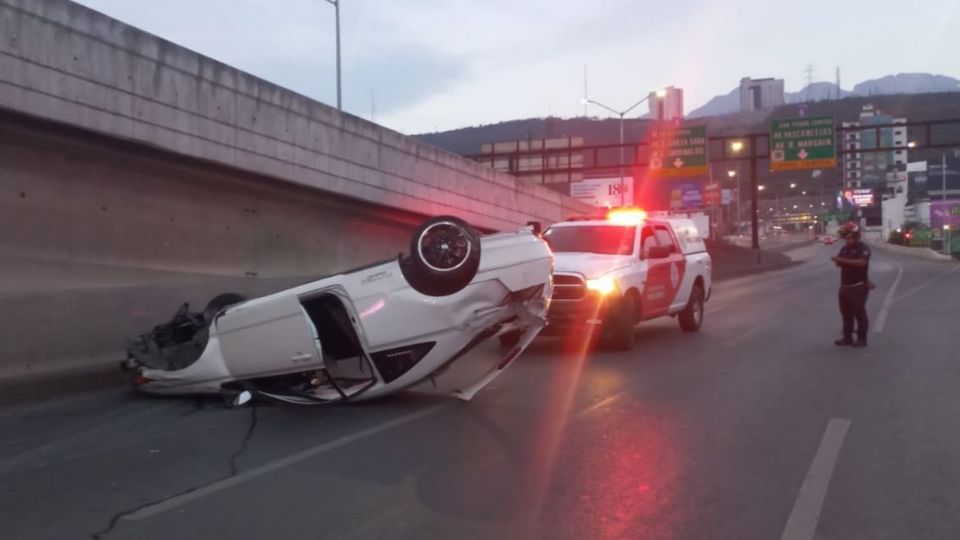 Auto volcado en avenida Constitución