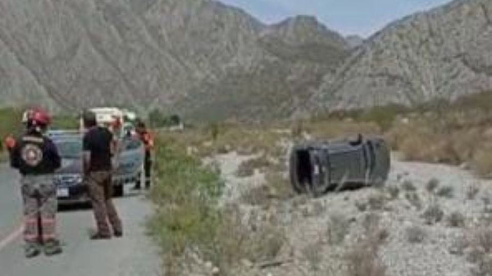 Volcadura en La Huasteca, en el municipio de Santa Catarina.