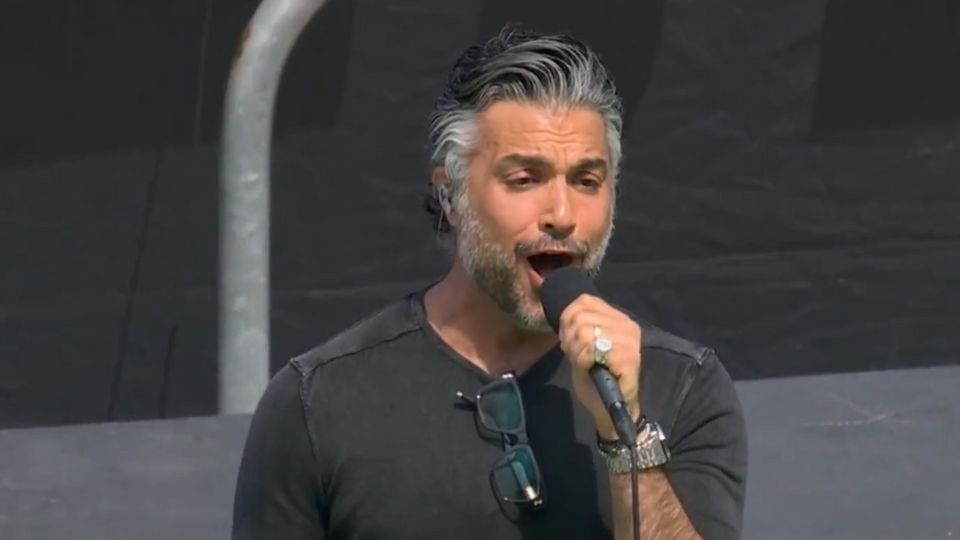 Jaime Camil interpretando el himno nacional de Estados Unidos en el evento de Nascar COTA, Austin, Texas, 26 de marzo de 2023.