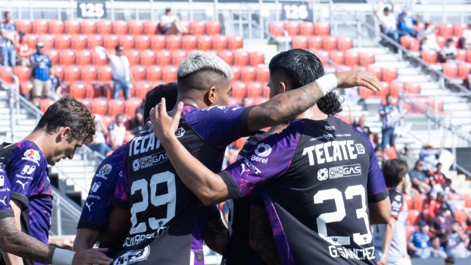 Los jugadores de Rayados celebran la anotación de Rodrigo Aguirre