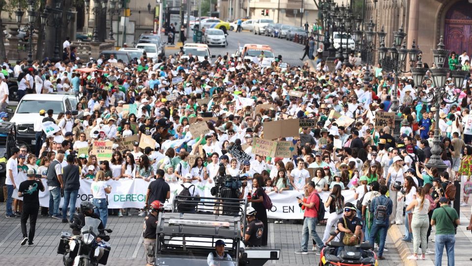 Manifestación por aire limpio en Monterrey.