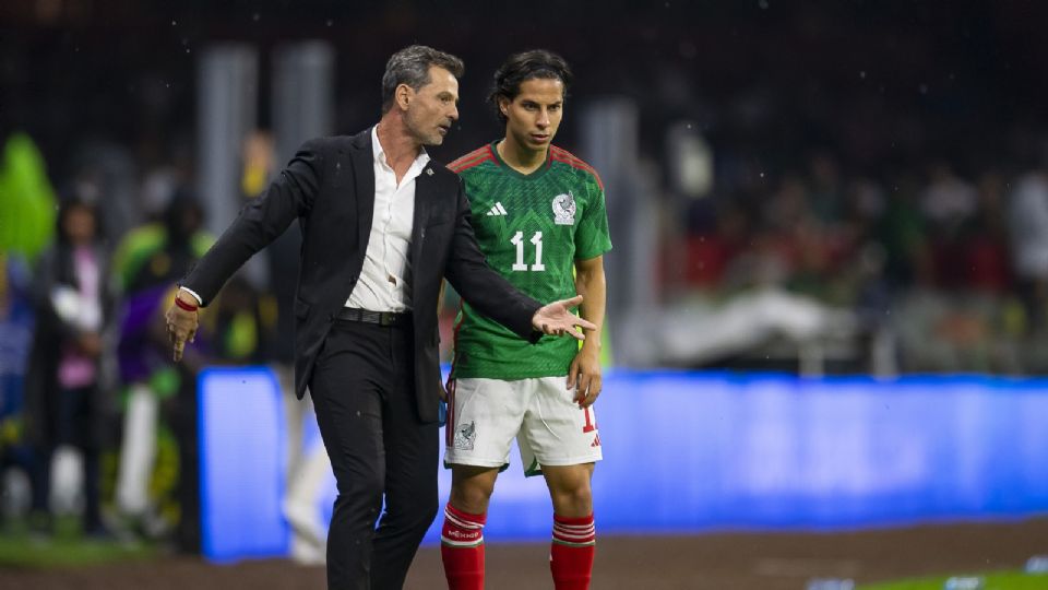 Diego Cocca da indicaciones a Diego Lainez durante el partido de México y Jamaica en el Azteca.