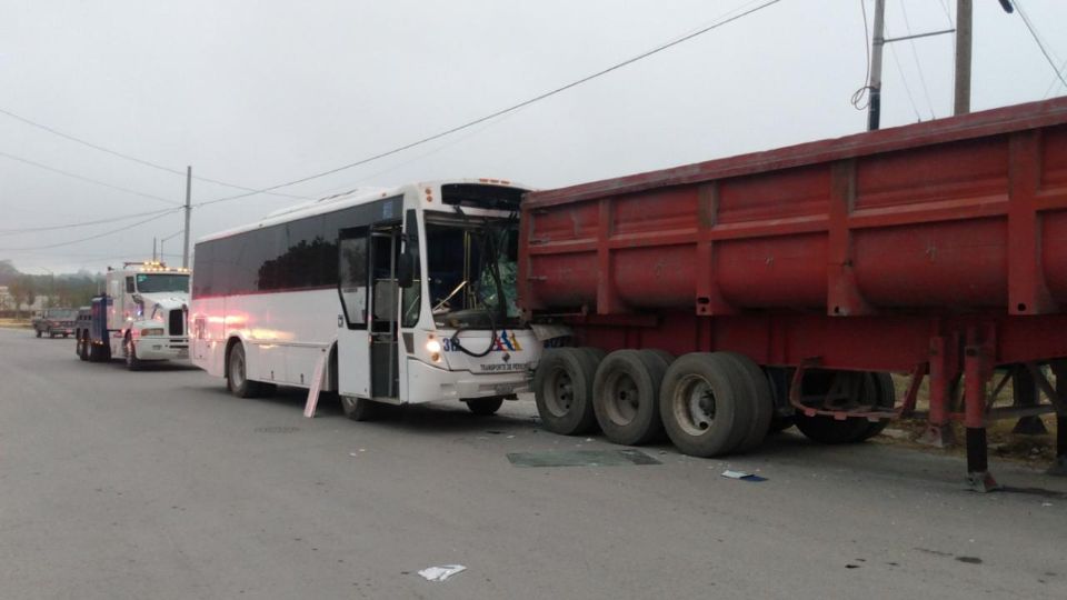 Camión se impacta contra vehículo pesado en Montemorelos