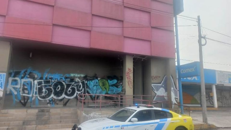 Policía de Monterrey logró la detención de dos hombres que intentaban ingresar a un casino abandonado.