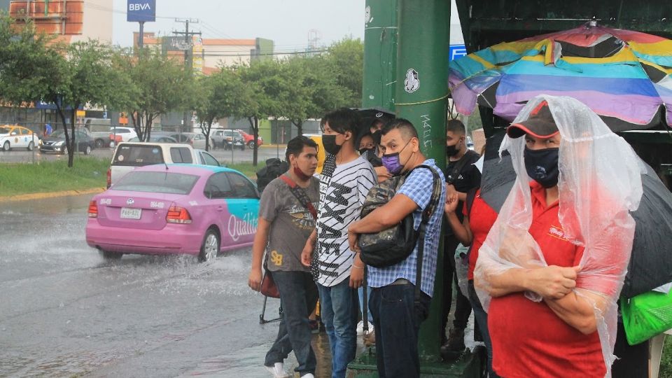 Regios se refugian de las lluvias en la calle