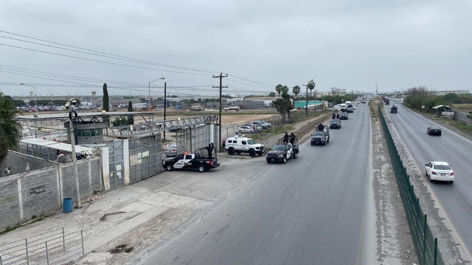 Elementos policiacos en el exterior del Penal de Apodaca