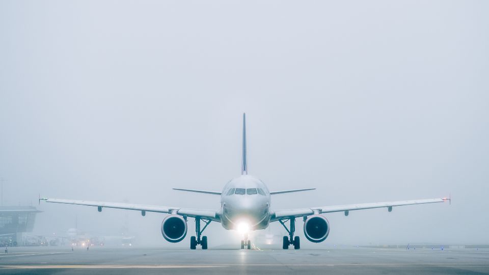 Avión rodeado por neblina, problema que adolece el Aeropuerto Internacional de Monterrey