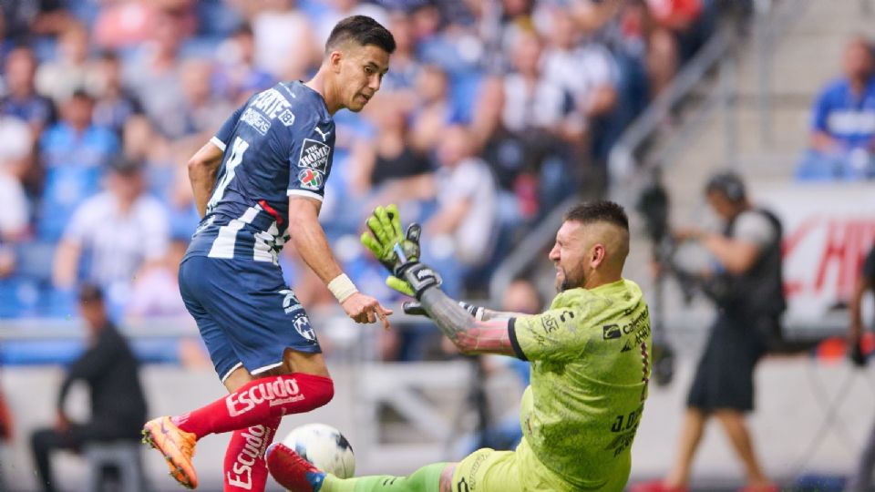 Maxi Meza anotó frente a Jonathan Orozco en el duelo entre Rayados y Xolos en el Clausura 2022