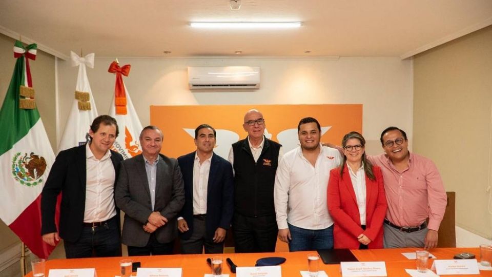 Alfonso Robledo Leal con integrantes de Movimiento Ciudadano.