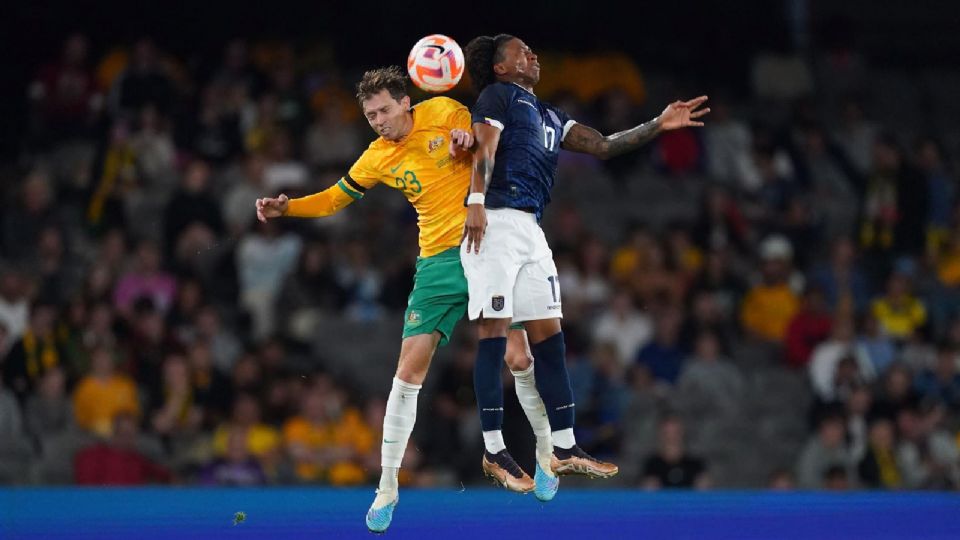 Craig Woodwin y Angelo Preciado chocan en el aire al disputar un balón en un partido amistoso entre Australia y Ecuador