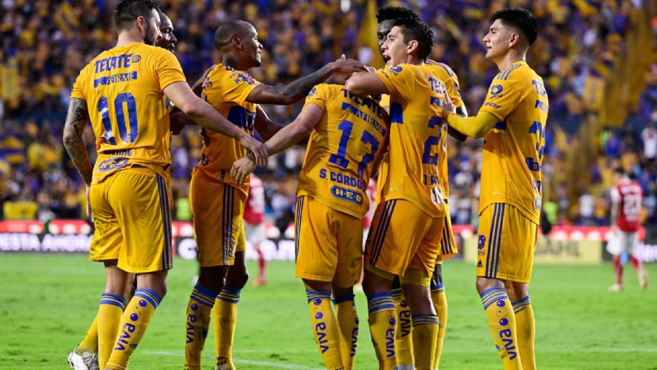 Jugadores de Tigres festejando un gol en el EstadioUniversitario