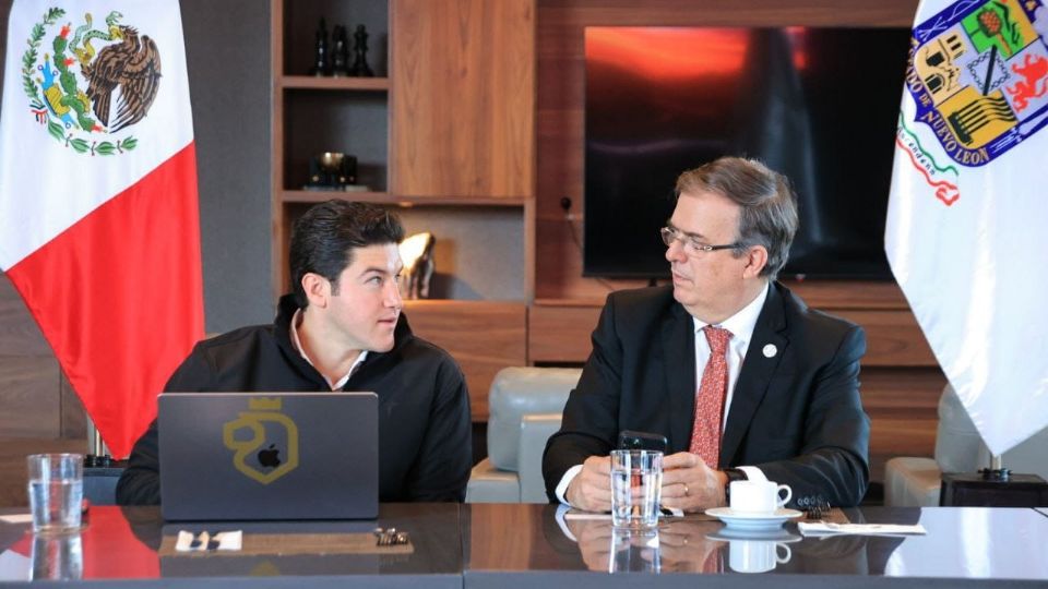 Samuel García junto a Marcelo Ebrard en oficinas de NL para hablar de Tesla