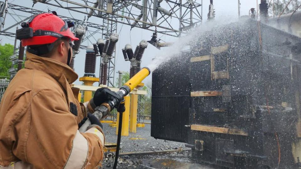 Transformador tras el incendio en la Subestación Villa de Santiago en el municipio de Montemorelos, Nuevo León, 28 de marzo de 2023.