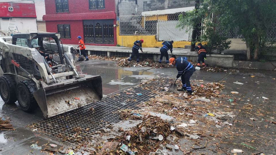 Elementos de servicios públicos realizan labores de limpieza en alcantarillas.