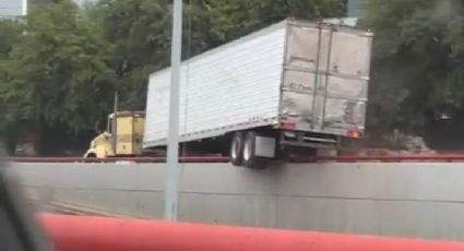 Tráiler ‘patina’ sobre muro de contención en avenida Vasconcelos