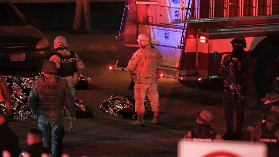 Fotografía de los cuerpos de migrantes fallecidos durante un incendio en las instalaciones del Instituto Nacional de Migración (INM), la noche del 27 de marzo de 2023, en Ciudad Juárez, Chihuahua (México).