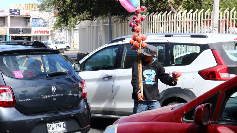 Las ventas se adaptan al clima, la hora y hasta la zona. En días soleados abundan el agua y los jugos