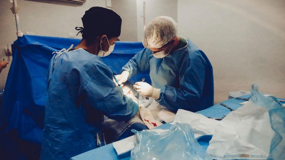 Médicos realizando una cirugía de corazón en el Hospital Universitario