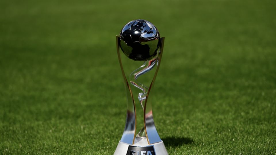 El trofeo de la Copa del Mundo Sub 20 de la FIFA, que ya no se jugará en Indonesia