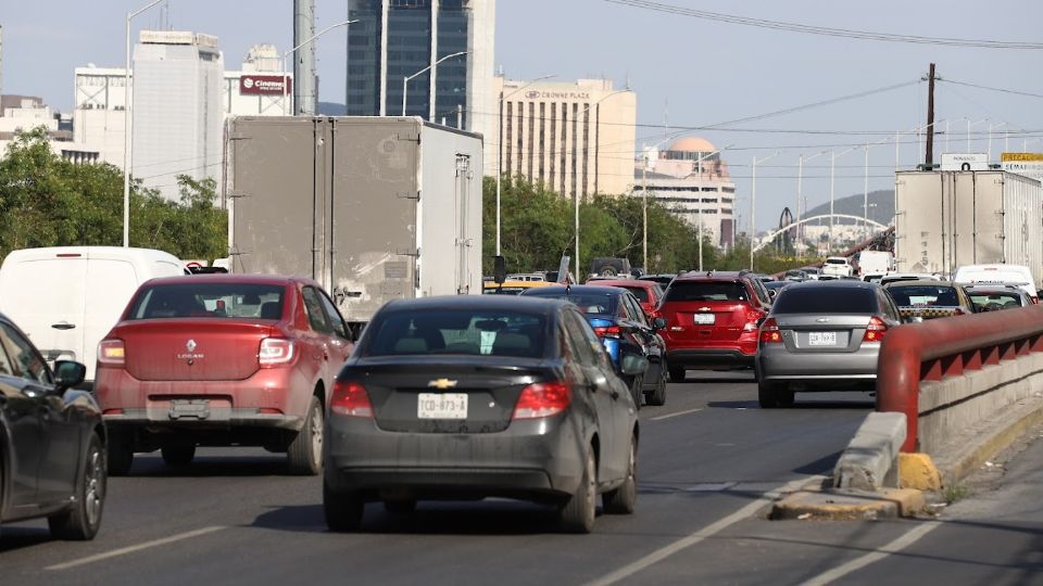 Autos circulando sobre avenida en la ciudad de Monterrey | Dalia Manríquez / ABC Noticias