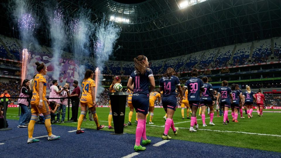 Entrada al campo de Rayadas y Tigres en el Clásico Regio, el partido con mayor entrada de la liga en la Liga MX Femenil que a partir del próximo torneo será patrocinada por Nike