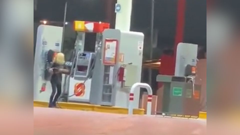 Mujer golpeando surtidor de gasolina en Juárez | Captura de video | Facebook / Ana Aguilar