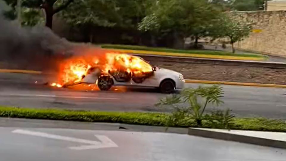 El automóvil que se incendió en San Pedro.