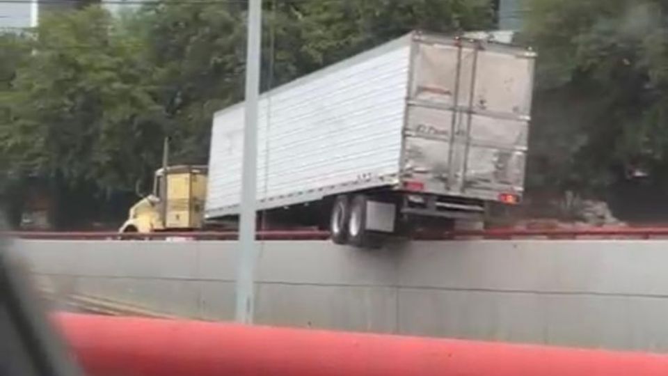 Tráiler ‘patina’ sobre muro de contención en avenida Vasconcelos