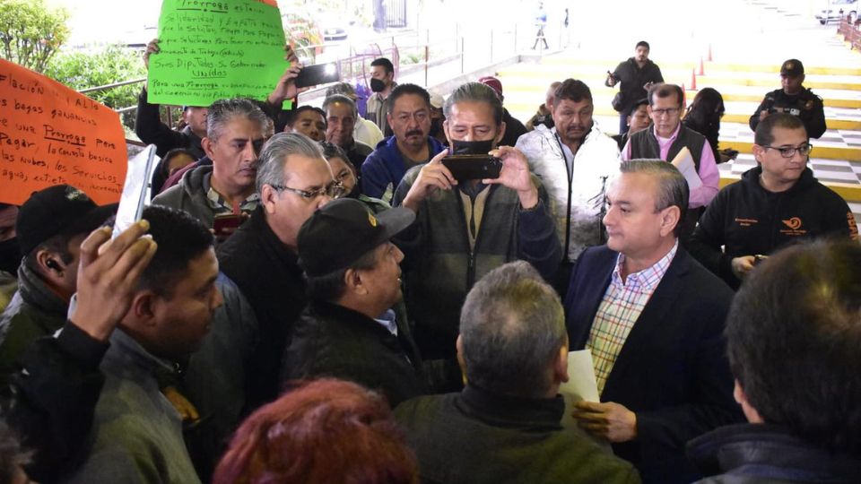 Manifestación de integrantes de la CROC en Congreso local.