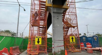 Estudiantes cruzan puente peatonal improvisado e inestable en Churubusco