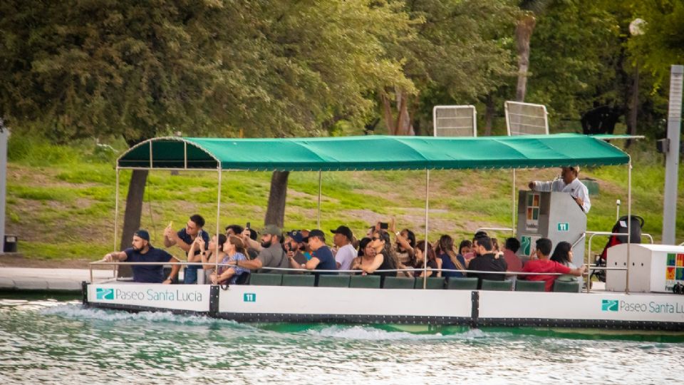 Personas pasean en el canal de Santa Lucía | Facebook / Parque Fundidora