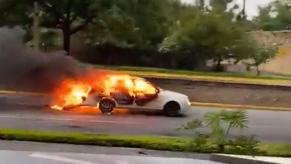 Auto incendiado circulando en San Pedro | Twitter / @DarkKnightMty