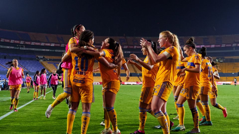 Las jugadoras de Tigres celebran el gol de Mia Fishel ante Cruz Azul