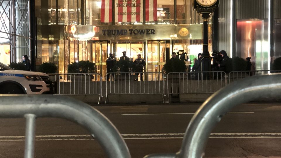 Agentes de policía en la entrada de la Trump Tower.