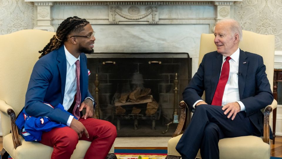 Joe Biden recibió en la casa Blanca al jugador Damar Hamlin, quien se recupera de un paro cardiaco sufrido en un partido de la NFL