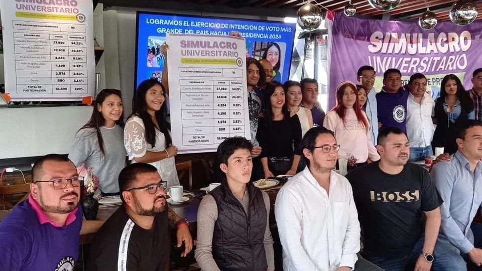 Alumnos en el simulacro de elecciones electorales.