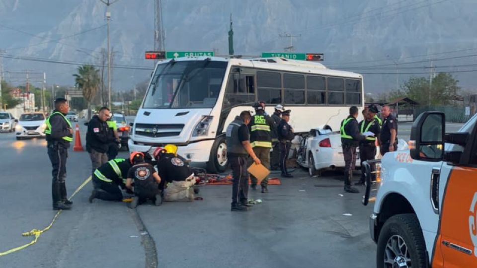 Accidente de automóvil y camión de pasajeros en García