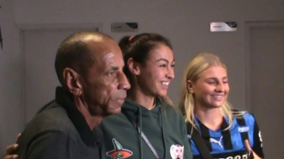 Bahía junto a las jugadoras de Rayadas: Christina Burkenroad y Carlee Giammona