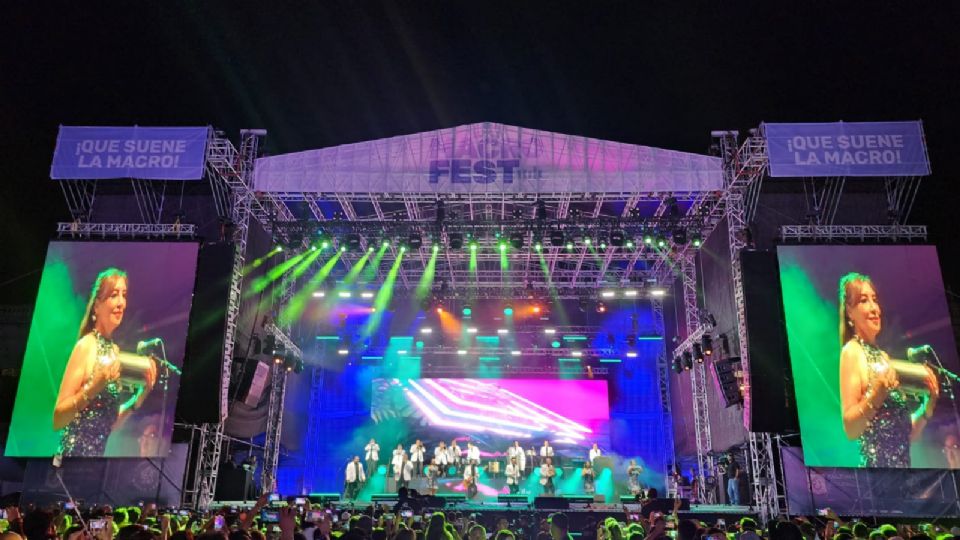 Los regios disfrutaron de la música en la Explanada de los Héroes.