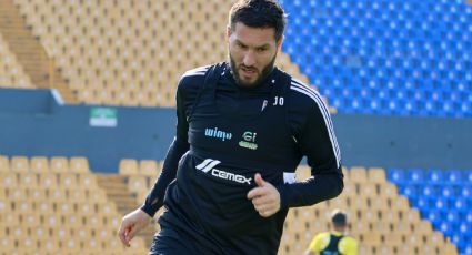 Gignac invita al Estadio Universitario a niño que venció al cáncer