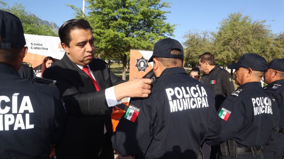 El alcalde Jesús Nava junto a policías de Santa Catarina.