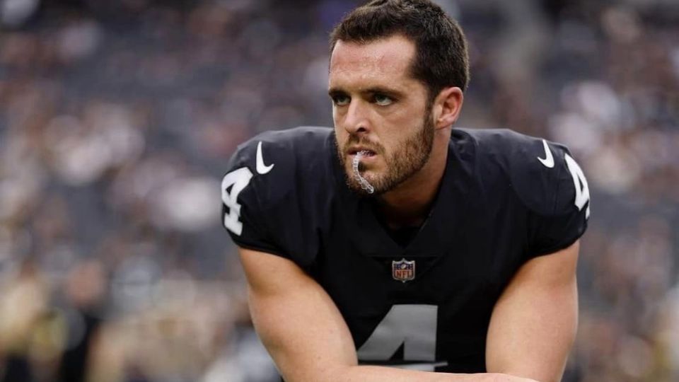 El quarterback, Derek Carr, firmó este lunes un contrato por cuatro años con los New Orleans Saints de la NFL