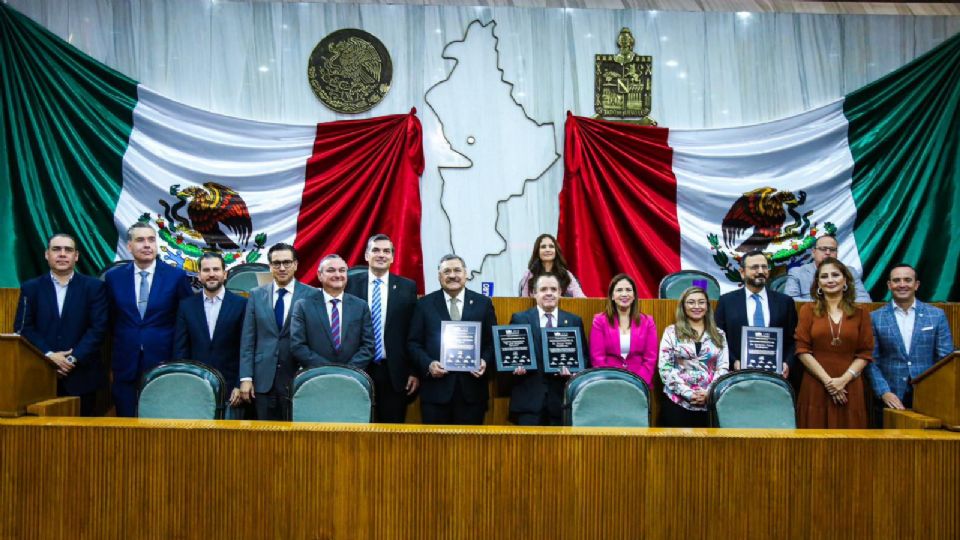 Autoridades del Hospital Universitario y de la UANL durante homenaje en el Congreso de Nuevo León.