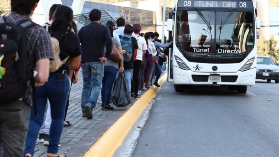 Largas filas se forman a diario para esperar un camión en NL.