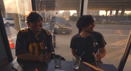 Camioneta choca contra cafetería mientras dos jóvenes graban su podcast