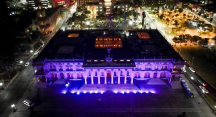 8M: Iluminan de morado Palacio de Gobierno de Nuevo León