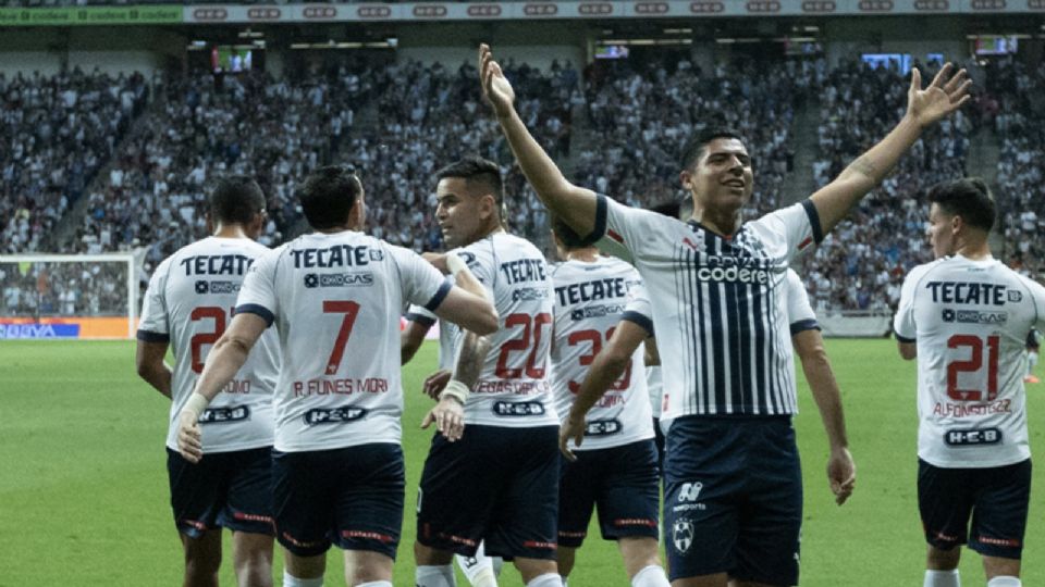 Jugadores de Rayados festejan uno de los goles en el partido contra Bravos de Juárez en el Estadio BBVa